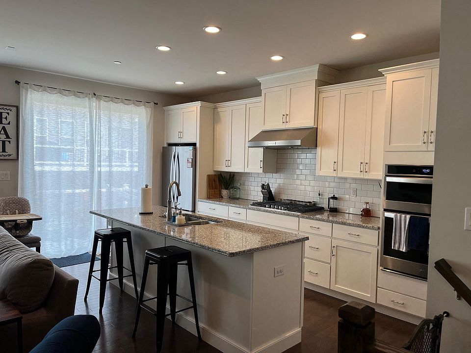 2nd image of 405 Redbud Ln