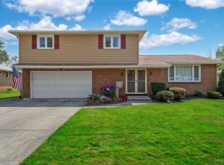 216 W Maplemere Rd, Williamsville, NY 14221