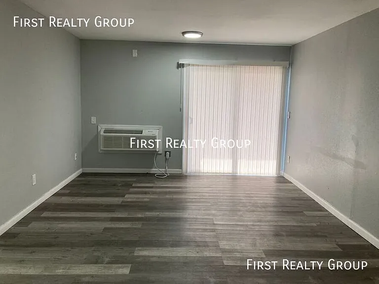 305 N Broadway St #3 — Photo 4