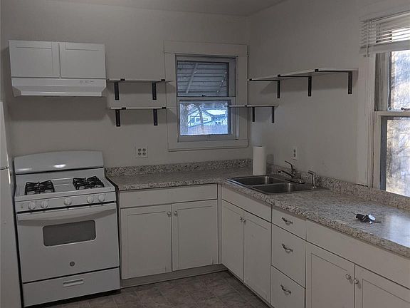 3rd image of 2333 Benjamin St