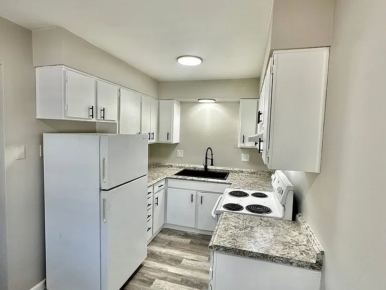 311 University Dr. — Photo 25