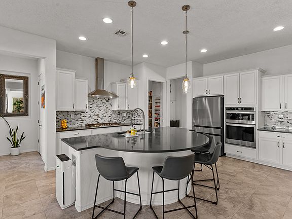 2nd image of 4690 Las Plazuelas