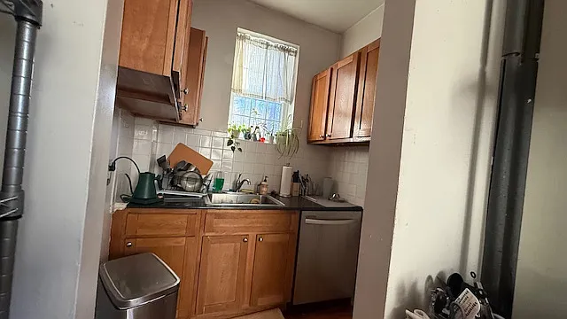 5 bed, 9999 sqft, $5,700 — Photo 2
