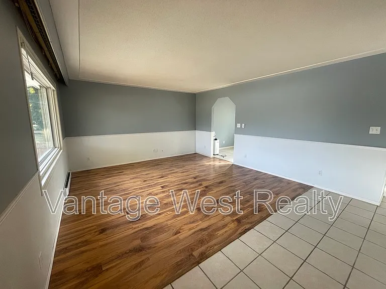 2433A Sexsmith Rd — Photo 2