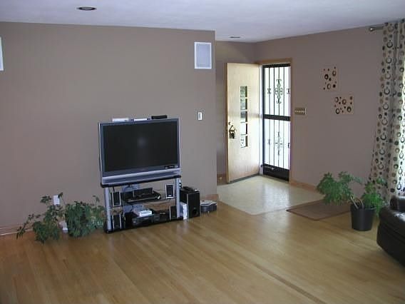 4th image of 975 Copenhill Dr