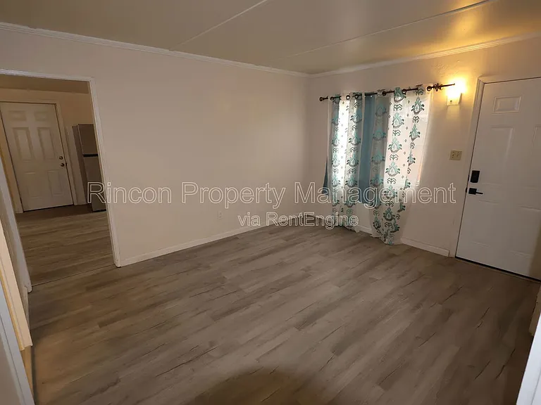 329 E Scott St — Photo 4