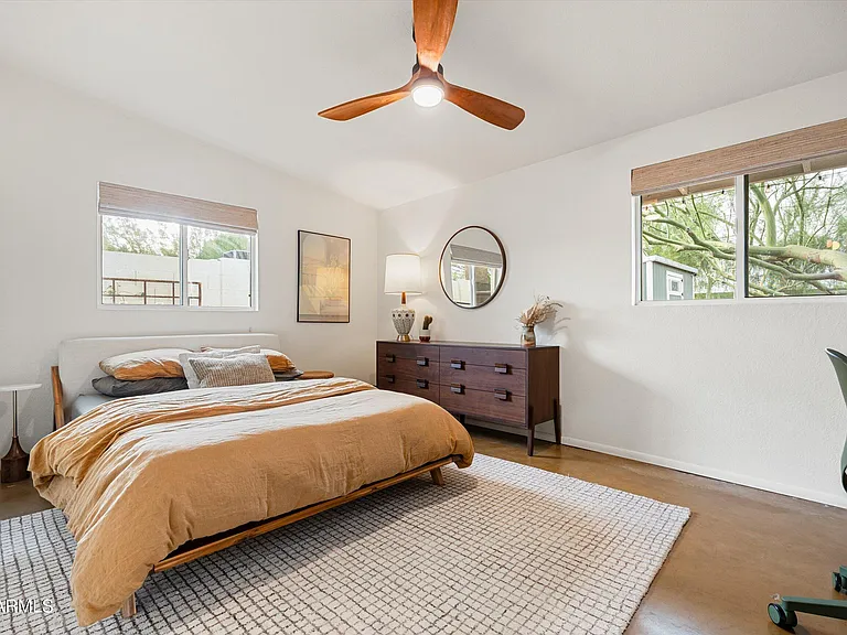 1044 E Northview Ave — Photo 15