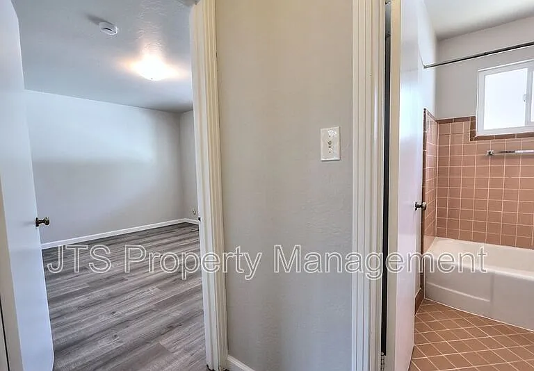 4439 V St #5 — Photo 38