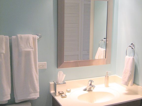 Full bath in hallway