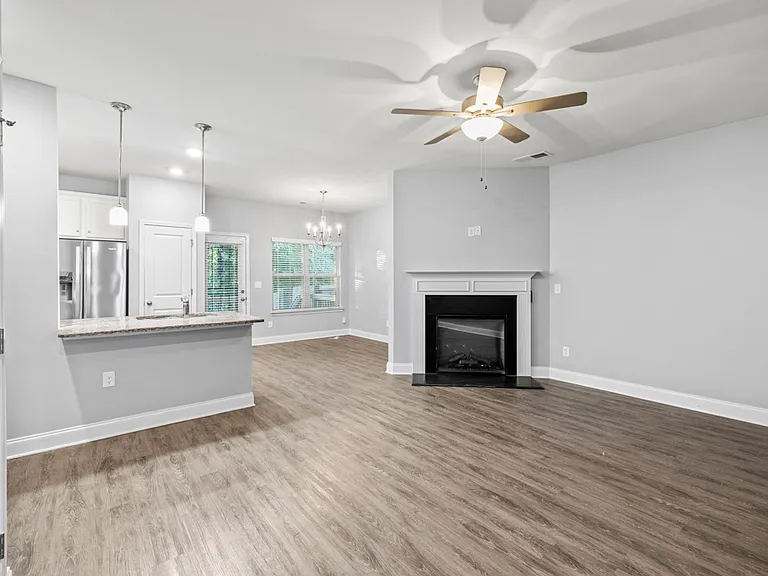 2570 Castellan Dr — Photo 23