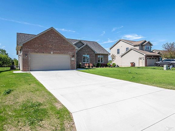 5th image of 792 E Sweet Briar Ln