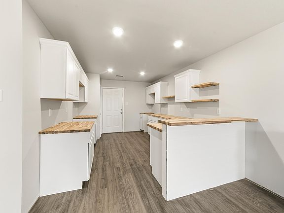 3rd image of 1 Moon Rd