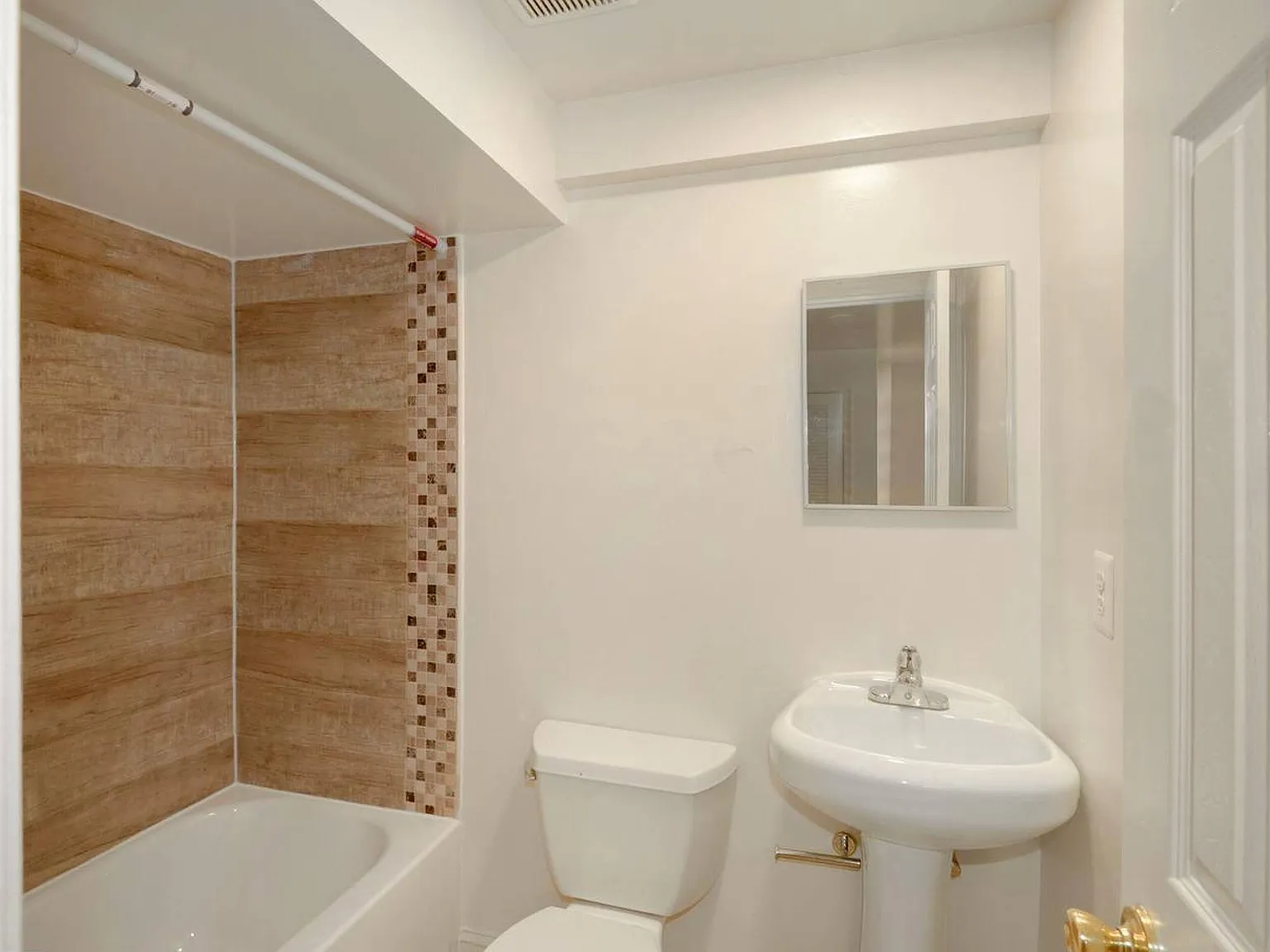 1 bed, 1100 sqft, $1,300 — Photo 2
