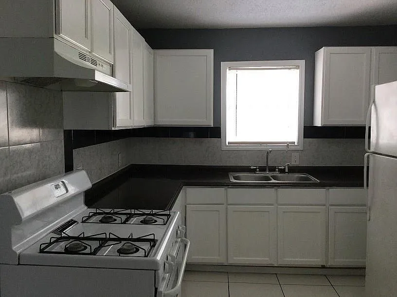 3 bed, 1.0 bath, 840 sqft, $1,200 — Photo 2