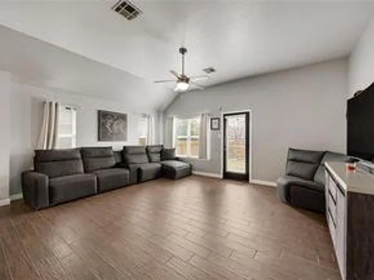 4325 Rolling Water Dr — Photo 4