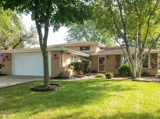 9S305 Kearney Rd, Downers Grove, IL 60516