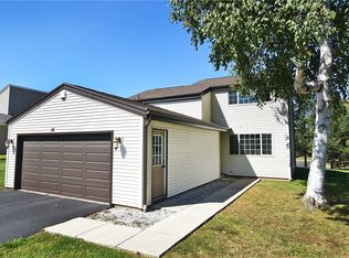 10 Live Oak Ct, Penfield, NY 14526
