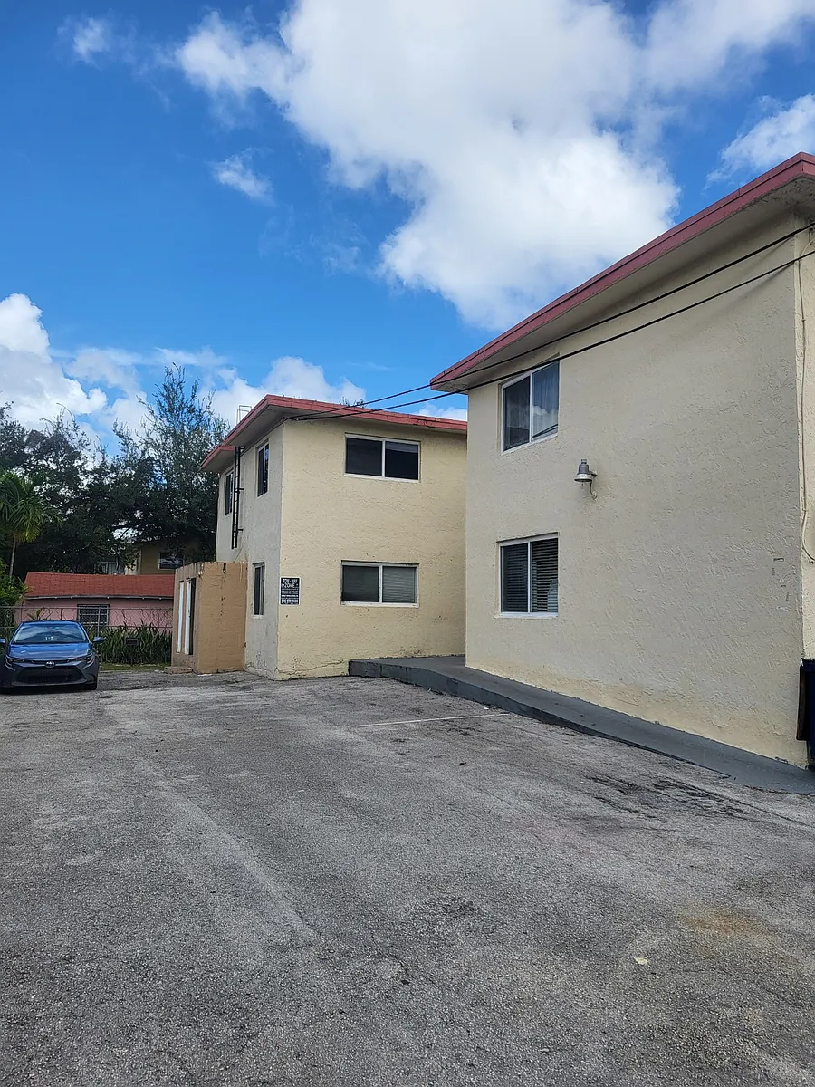 Building Photo - 204 NW 10th Ave #1