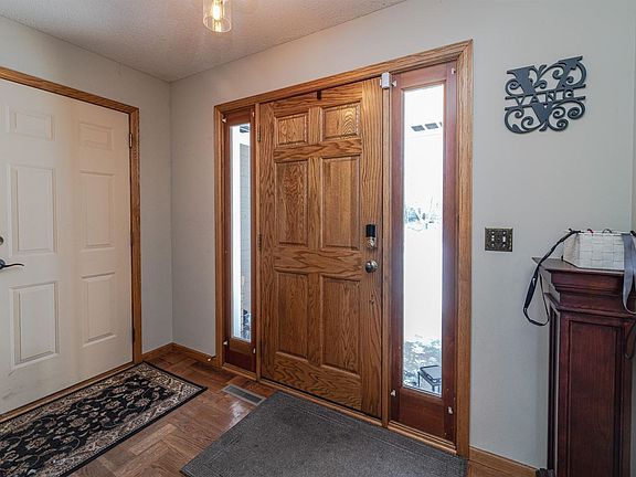 5th image of 179 Gladstone Cir