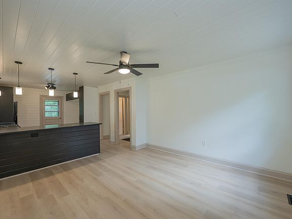 4th image of 32 Essex Ct