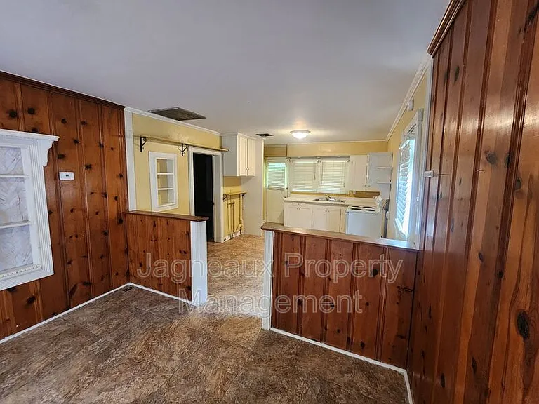 1009 Providence St — Photo 6