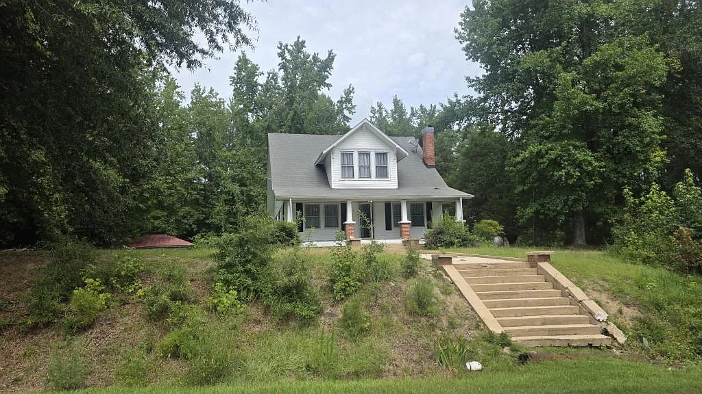 439 Lake View Rd — Photo 2