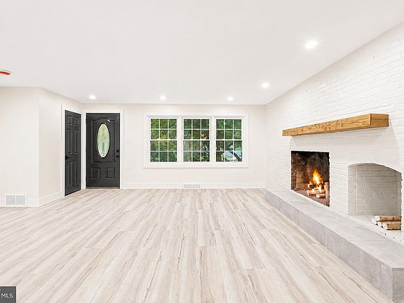3rd image of 125 W Thompson Ave