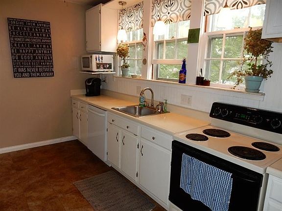 4th image of 8105 Lake Ave