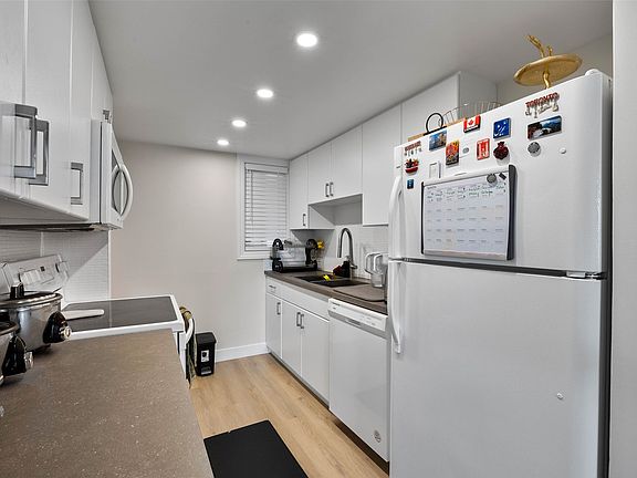 3rd image of 1750 Summit Dr #32