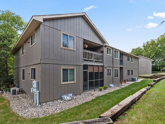 3rd image of 950 Woodridge Ct #5A