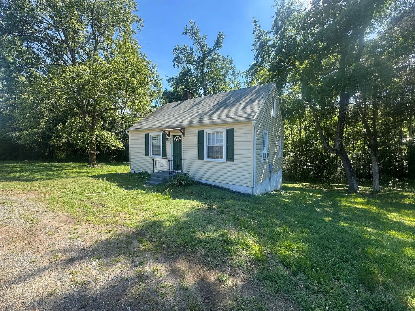 Minutes To Downtown Fredericksburg - 2 Bedroom Cottage — Photo 1