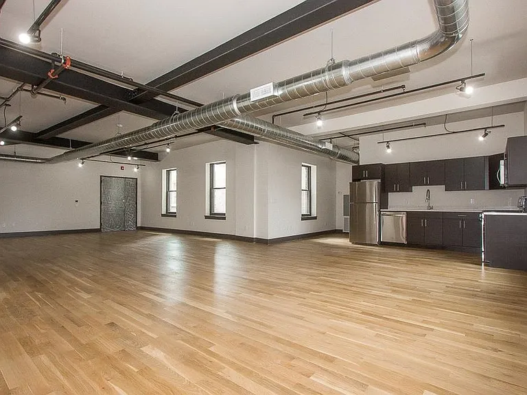 190 Christopher Columbus Dr #2R — Photo 3