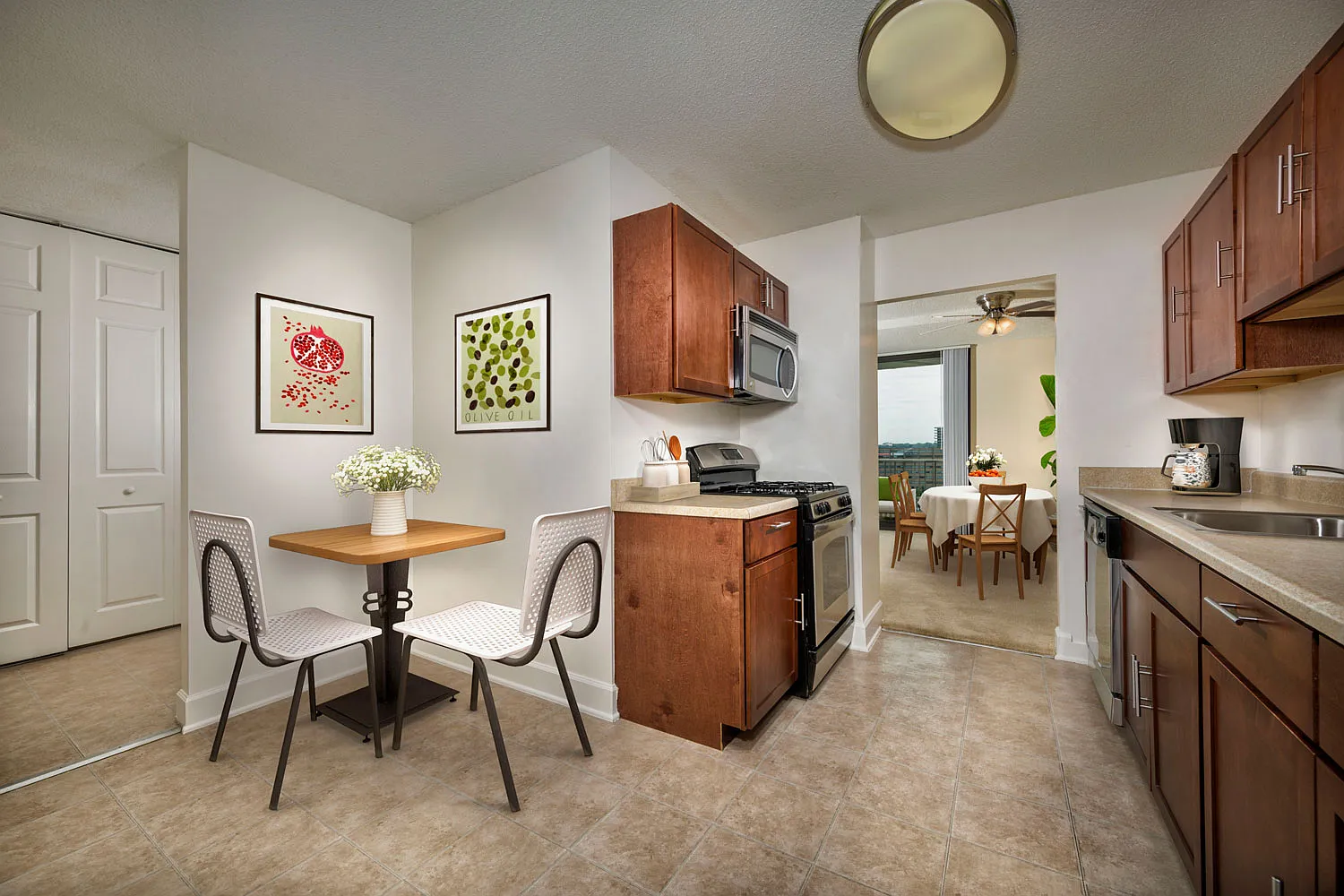 London Park Towers Apartments — Photo 4