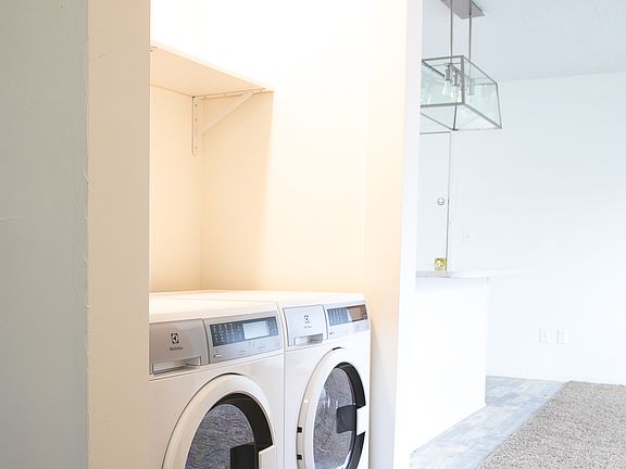 2nd image of 105 N Kendall Ave #2R