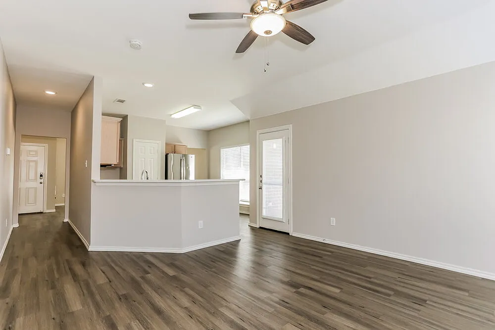 3 bed, 2.0 bath, 1476 sqft, $3,000 — Photo 4