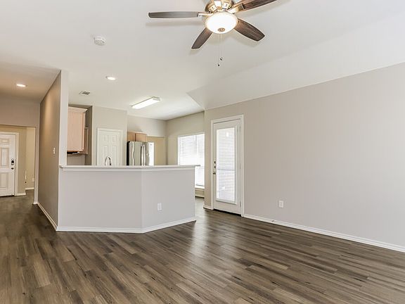 4th image of 2823 Saint Martin Dr