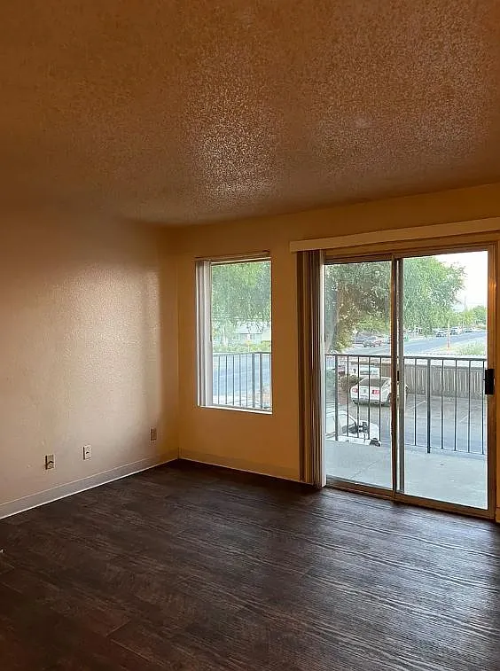 2 bed, 960 sqft, $1,300 — Photo 3