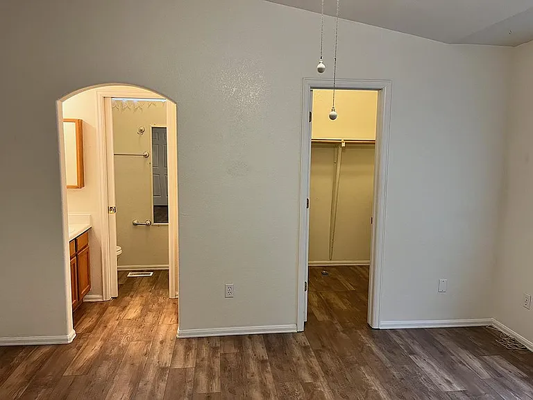 2555 Lyncrest Dr — Photo 6