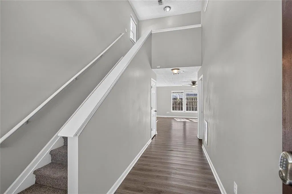 3 bed, 2.5 bath, 2069 sqft, $1,975 — Photo 3