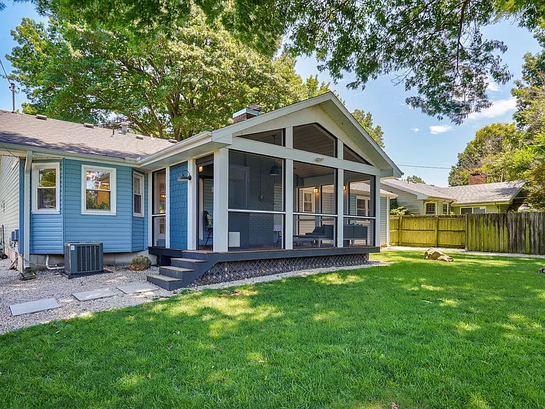 2351 S Rogers Ave — Photo 26