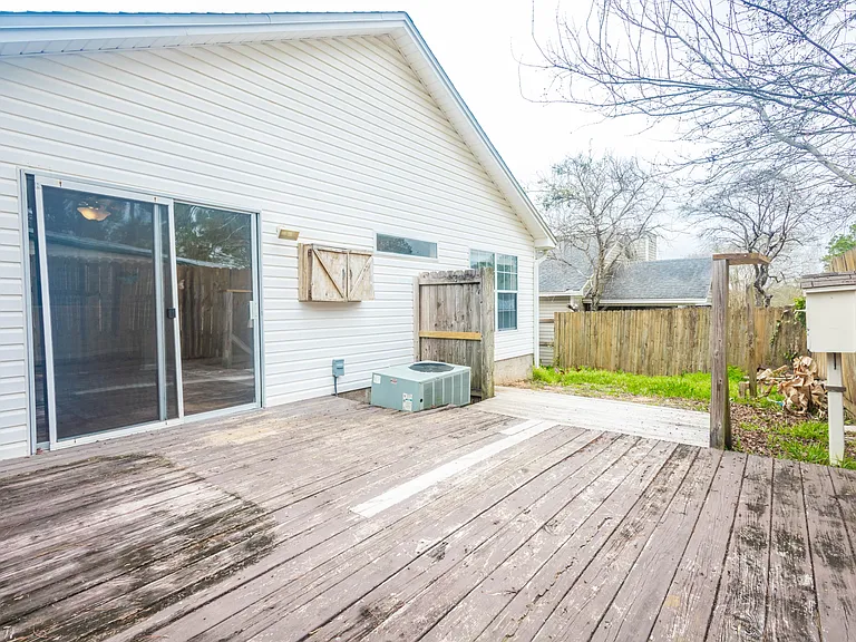 2060 Cambridge Cir — Photo 32