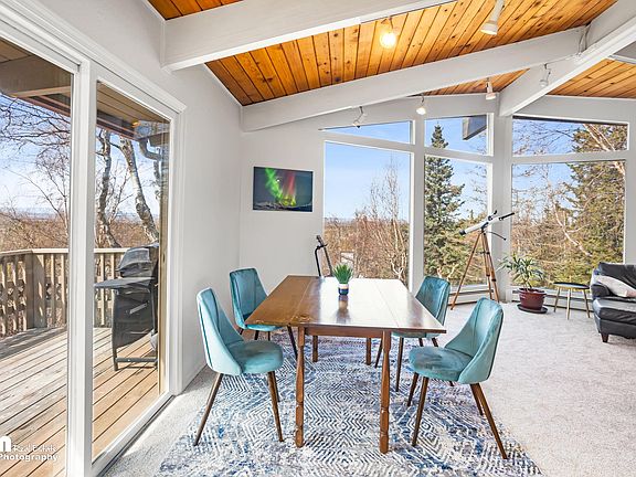 Living Room/Dining Area