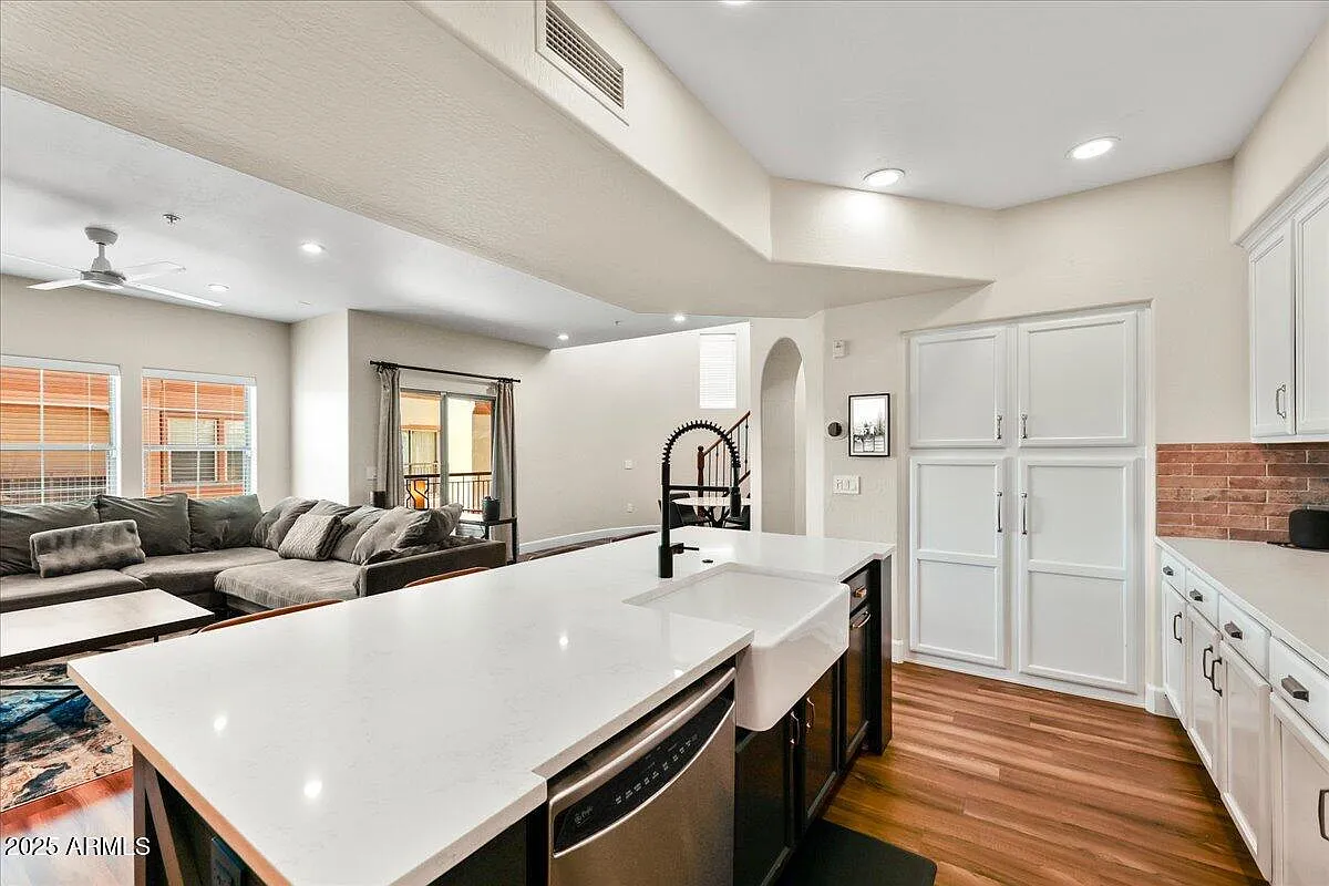 2 bed, 2.5 bath, 1490 sqft, $3,500 — Photo 2