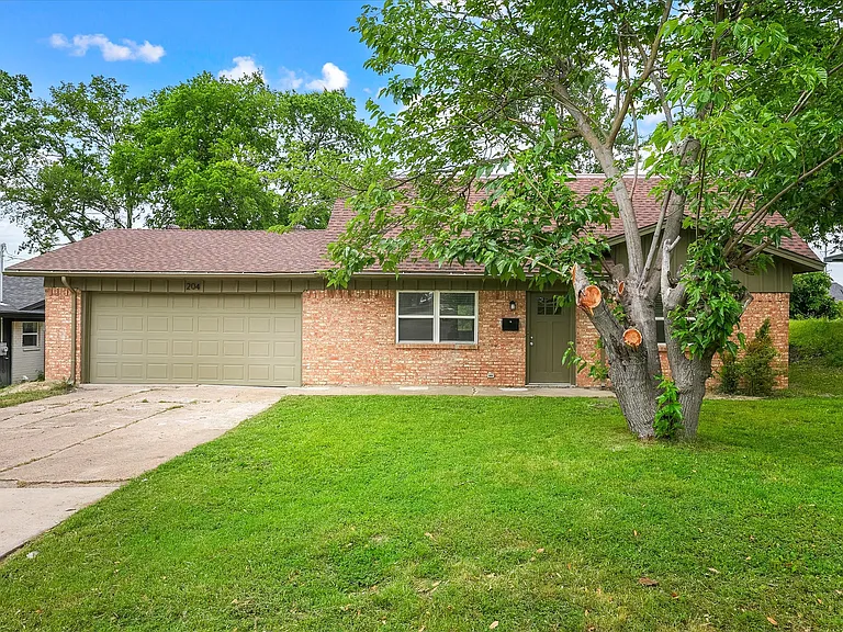 204 Kenway Dr — Photo 3