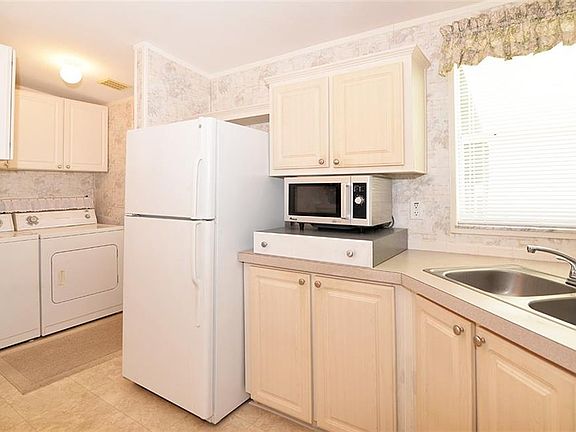 3rd image of 955 Pecan Cir