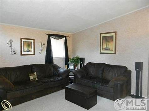 Large Family Room with Berber Ca