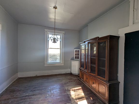 4th image of 101 E 8th St