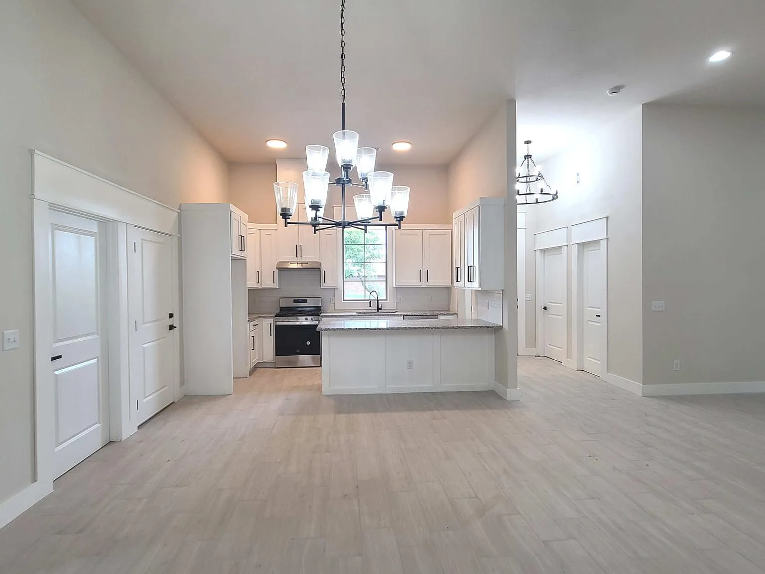 3 bed, 1915 sqft, $2,195 — Photo 4