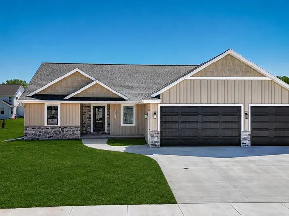 W5845 Roundstone Pl, Menasha, WI 54952