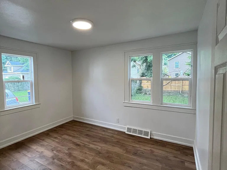 858 Baxter St SE — Photo 11